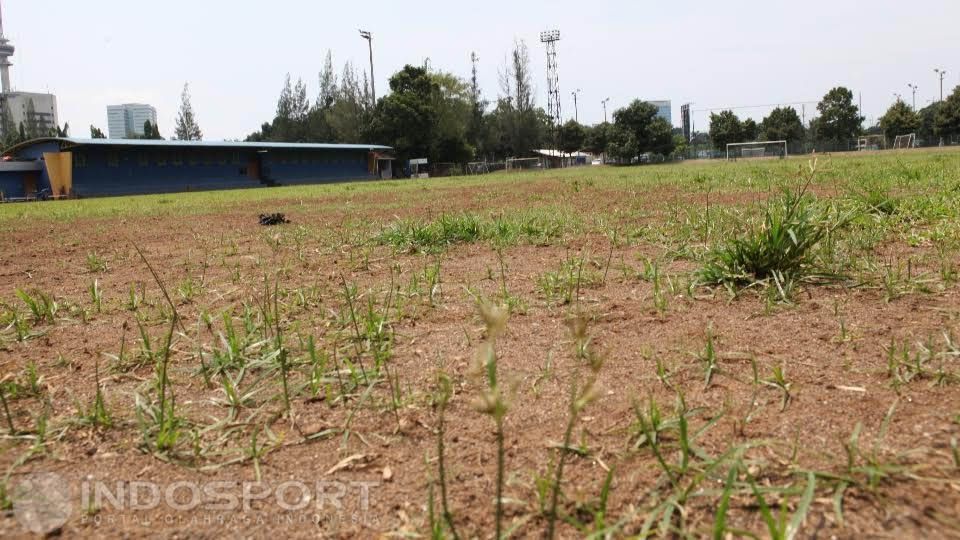 Banyak sisi-sisi lapangan yang terlihat botak. Permukaan tanah juga keras dan kerap banjir jika trun hujan. Copyright: © Herry Ibrahim/Indosport